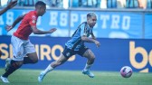 De virada, Grêmio vence o Atlético-GO e volta a se afastar do Z-4