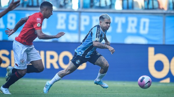 De virada, Grêmio vence o Atlético-GO e volta a se afastar do Z-4