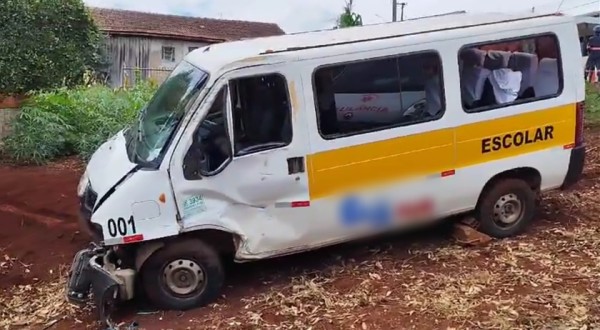 Colisão envolvendo Van escolar deixa crianças feridas