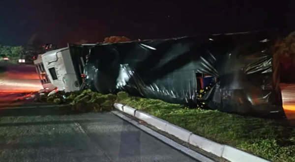 Caminhão tomba na PRC-280 e deixa dois feridos