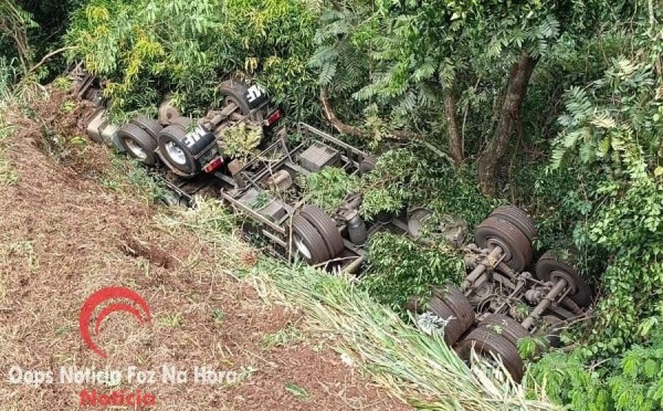 Motorista de 27 anos morre após tombamento de carreta em Medianeira