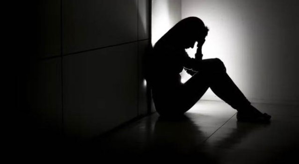 Mulher se esconde em fórum e denuncia cárcere privado após companheiro invadir prédio