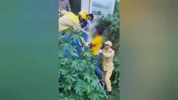 Homem que mora embaixo de ponte sofre queda e é socorrido pelo Corpo de Bombeiros