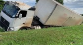 Caminhão carregado com 13 mil pães tomba na marginal da BR 277