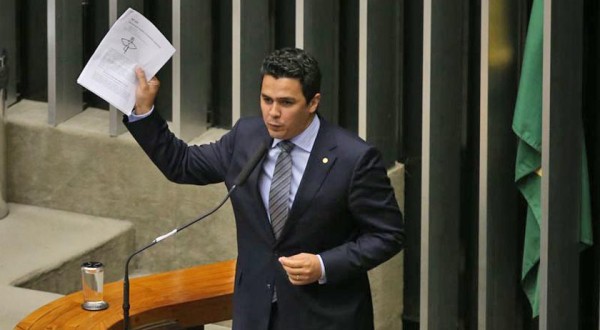 Deputado agride colega em sessão sobre Cannabis na Câmara
