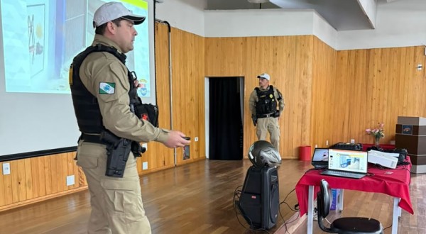 Mais de 200 alunos do Colégio Mario de Andrade recebem instruções do projeto Jovem no Trânsito