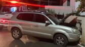 Motorista perde controle de veículo e colide em muro