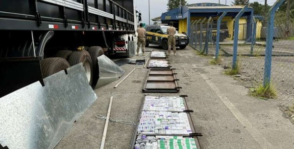 Carga de emagrecedores e anabolizantes é encontrada escondida em carreta durante abordagem da PRF