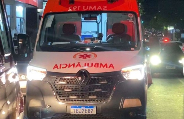 Entregador fica ferido em acidente entre carro e moto
