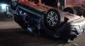 Colisão faz Jeep capotar no bairro Presidente Kennedy