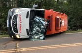 Ambulância tomba após colisão com automóvel na PR-493