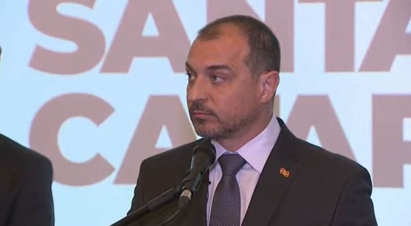 Moisés reassume governo e anuncia retorno de secretário da Saúde e outros nomes do alto escalão