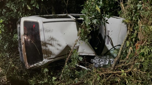 Homem fica em estado grave após carro capotar na PR-471