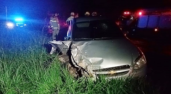 Colisão entre carro e caminhão deixa homem ferido