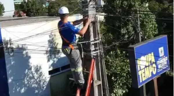 Mutirão retira 3 toneladas de fios irregulares na Avenida Atílio Fontana