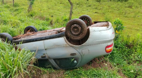 Carro capota após motorista tentar desviar de buraco na PR-180