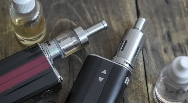 PM apreende veículo carregado com contrabando de cigarros eletrônicos