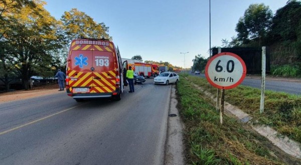 Acidente entre carros mobiliza Bombeiros na BR 163