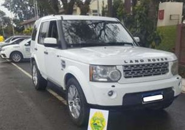 Polícia Militar apreende Land Rover com pendências administrativas durante fiscalização