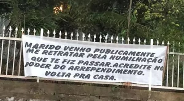 Em faixa, mulher pede para marido acreditar no “poder do arrependimento”