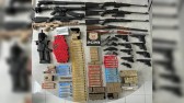 Após cumprimento de mandado de prisão por violência doméstica, polícia descobre arsenal com 23 armas e centenas de munições