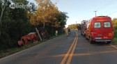 Para evitar colisão frontal, motorista sai da pista e acaba tombando caminhão, na PR 566