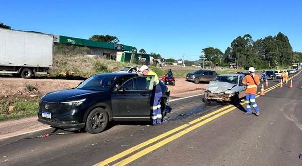 Dois ficam feridos após colisão traseira na PR-483
