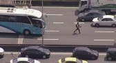 Bandidos tomam ônibus escolares para fazer barricadas na Linha Vermelha, no RJ
