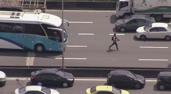 Bandidos tomam ônibus escolares para fazer barricadas na Linha Vermelha, no RJ