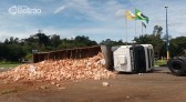 Carreta carregada de tijolos tomba no trevo da PRE