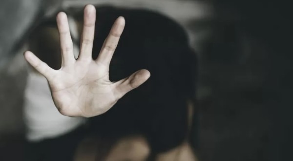 Pai e madrasta são condenados a mais de 300 anos de prisão cada por impor metas de produção de conteúdo sexual a adolescentes, no Paraná