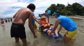 Praia Acessível permite a pessoas com deficiência tomarem banho de mar com segurança