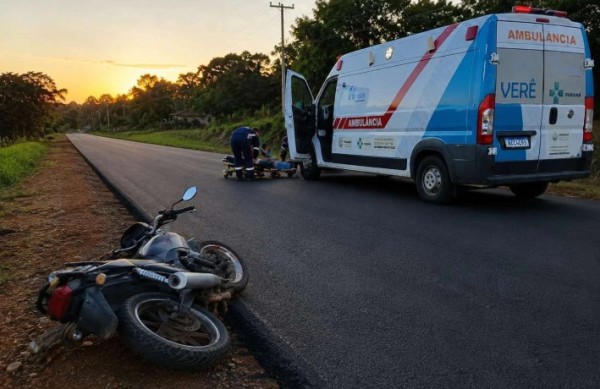 Jovem sofre ferimentos após acidente com motocicleta