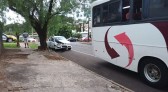 Mulher fica ferida em acidente envolvendo carro e ônibus, no bairro Alvorada