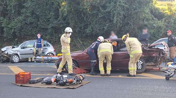 Pelo menos duas pessoas ficam feridas em colisão na PR 180