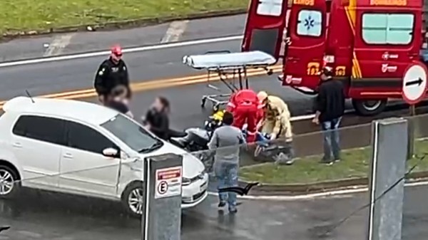 Colisão entre automóvel e motocicleta deixa jovem ferido