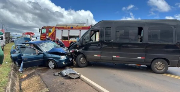 Grave acidente entre carro e van deixa feridos na Olivo Zanella