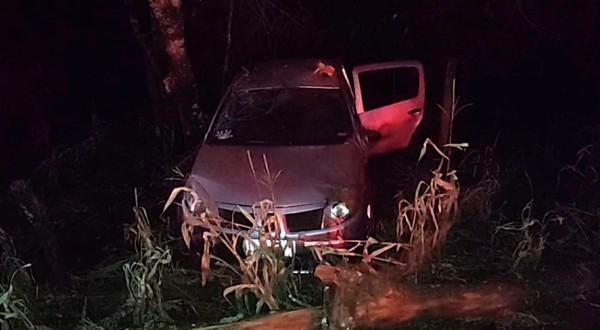 Veículo sai da pista e capota na PR 180, deixando duas pessoas feridas