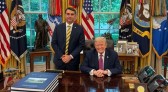 Flávio Bolsonaro é recebido por Trump na Casa Branca; saiba bastidores