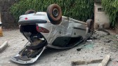 Carro capota dentro do pátio da APAE em Coronel Vivida