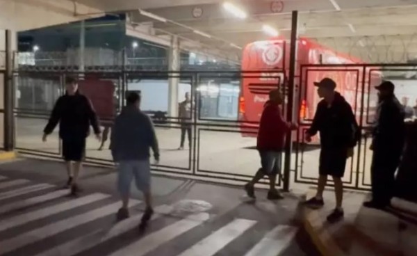 Torcida do Inter protesta no aeroporto após nova derrota no Brasileirão 