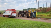 Caminhão acaba tombando após colidir em veículo na PRc 280