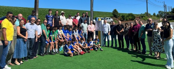 Prefeito Cleber inaugura praça esportiva no Pinheirão
