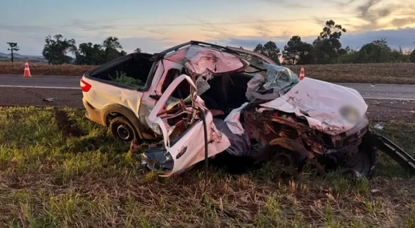 Mulher morre em acidente entre caminhão e camionete na PR-182