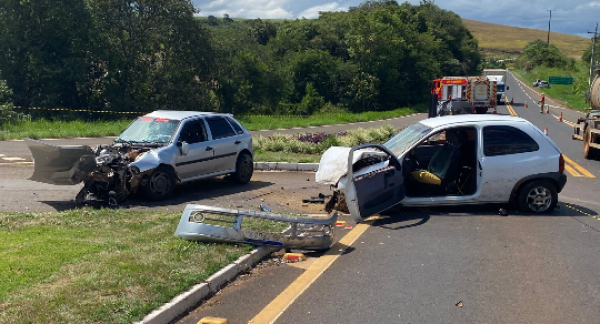 Colisão entre três veículos deixa dois mortos