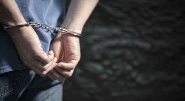 Homem com mandado de prisão em aberto é preso