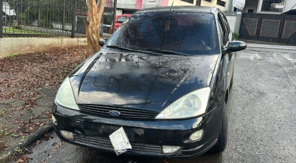 Mulher fica ferida em colisão entre moto e carro