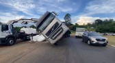 Mais uma carreta tomba no trevo da Água Branca