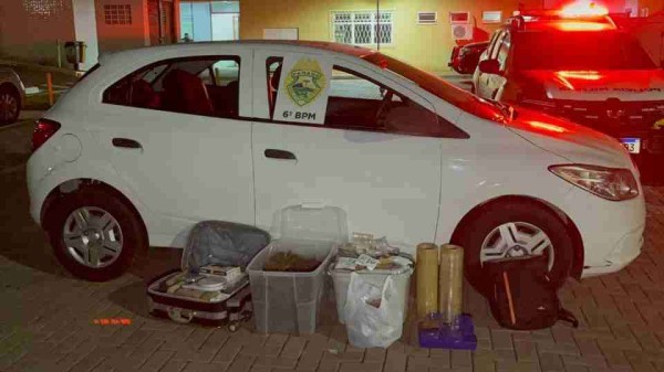 Jovem é preso com drogas em carro durante abordagem, no Paraná