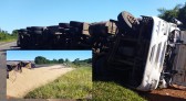 Carreta carregada de grãos tomba em Renascença